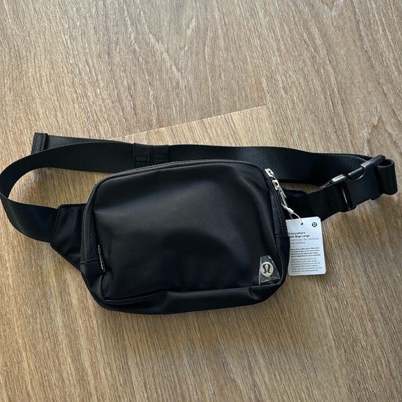 lululemon athletica Handbags - Lululemon Large (2L) Everywhere Belt Bag